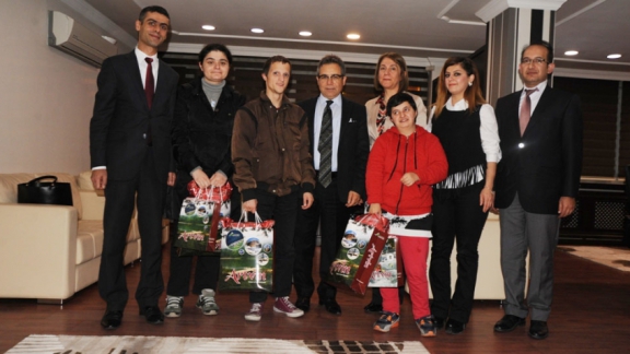 Vali Cirit, Engelli Bir Grup Öğrenciyi Makamında Kabul Etti