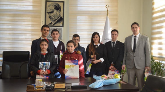 Borçka Karşıköy Ortaokulu Müdürü, Öğretmen ve Öğrencileri İl Milli Eğitim Müdürü Abdulcelil KAHVECİyi ziyaret etti. 