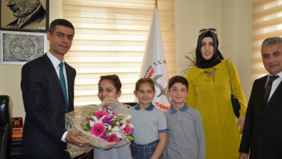  İl Milli Eğitim Müdürü Abdulcelil KAHVECİ  Makamını 4.Sınıf Öğrencisine Bıraktı.