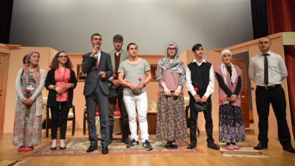 Ayhan Şahenk Mesleki ve Teknik Anadolu Lisesi Tiyatro Topluluğu Sahnede Beğeni Topladı