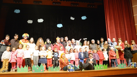 Artvin Belediyesi Öztürk Serengil Tiyatro Sahnesi Dünyayı Düzelten Artvinli Çocuk oyunuyla izleyicisiyle buluştu.