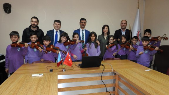 7 Mart Ortaokulu Öğrencilerine Piyano ve Keman Hediye edildi.