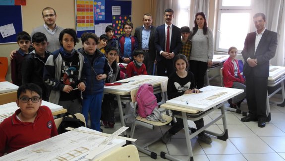 İl Milli Eğitim Müdürü Abdulcelil KAHVECİ, İmam Hatip Ortaokulunda açılan Model Uçak Yapımı Kursunu ziyaret etti.
