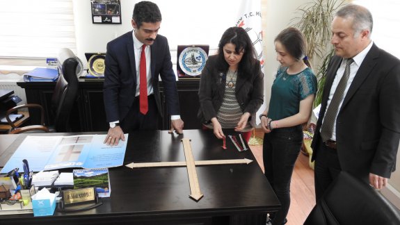 TÜBİTAK-11.Ortaokul Öğrencileri Araştırma Projeleri Yarışmasında ön değerlendirme sonucunda başarılı olan Gazi Ortaokulu Canlı Koordinat Sistemi adlı Projesi ile bölge merkezi Erzurumda yapılacak olan sergiye katılacak.