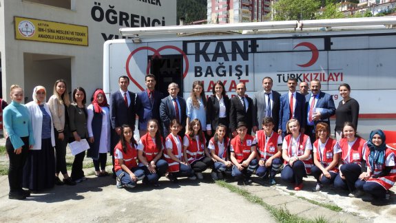 İbn-i Sina Mesleki ve Teknik Anadolu Lisesinde Kan Verin Hayat Verin Projesi Kapsamında Kan Bağışı Organizasyonu Gerçekleştirildi.