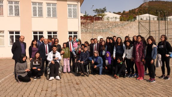 Kazım Karabekir Anadolu Lisesi öğrencileri , Paylaşmak Güzeldir adlı faaliyet kapsamında özel eğitim öğrencilerini ziyaret etti.