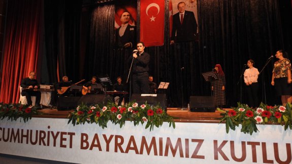 Artvinde 29 Ekim Cumhuriyet Bayramı Etkinlikleri Kapsamında Resim, Resfebe ve Afiş Sergisi Açıldı, Müzik Öğretmenleri Konser Verdi