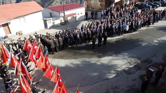 18 Mart Şehitleri Anma Günü ve Çanakkale Zaferi´nin 103üncü yıl dönümü dolayısıyla Artvinde tören düzenlendi.