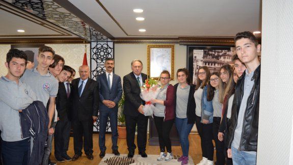Ayhan Şahenk Mesleki ve Teknik Anadolu Lisesi Gazetecilik Bölümü Öğrencilerinin Vali DOĞANAYı Ziyareti