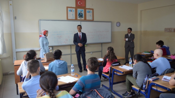 İl Milli Eğitim Müdürü Abdulcelil KAHVECİ, TEOG Öncesinde İlimizdeki Ortaokulları Ziyaret Ederek Öğrencilere Önerilerde Bulundu ve  Başarılar Diledi.