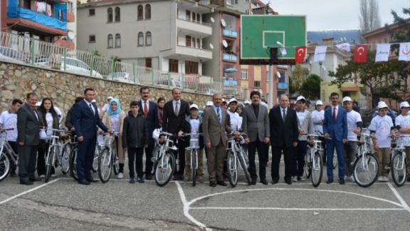 Artvin´de 100 öğrenciye bisiklet dağıtıldı.