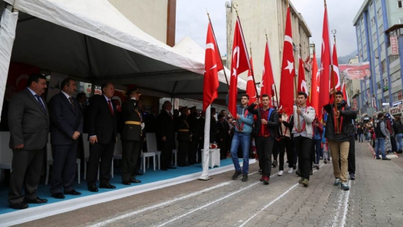 Artvin´de, 29 Ekim Cumhuriyet Bayramı etkinlikleri kapsamında 28 Ekim Cuma günü Atatürk Anıtı´na çelenk sunuldu.