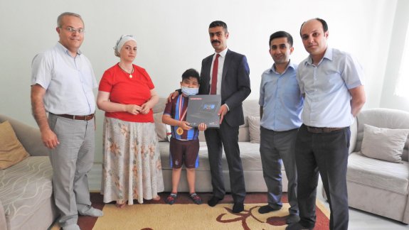 İl Milli Eğitim Müdürü Abdulcelil KAHVECİ, evde öğrenim gören öğrenciyi evinde ziyaret etti.