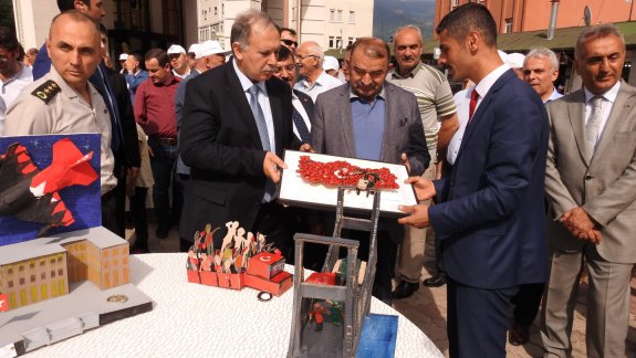 Artvin Valiliği ve Artvin Belediyesince, 15 Temmuz Şehitlerini Anma, Demokrasi ve Milli Birlik Günü  temalı fotoğraf sergisi açıldı.
