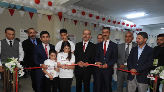 Gazi Ortaokulunda Tübitak 4006 Bilim Fuarının Açılışı Gerçekleştirildi.