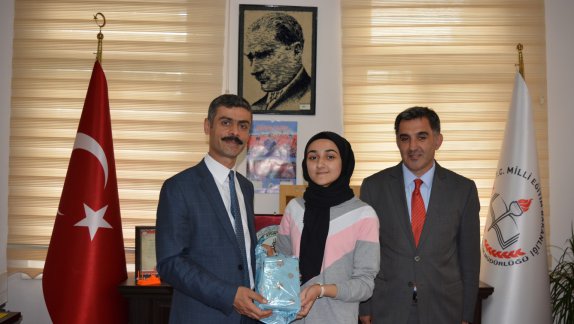 Gençlerden Geleceğe Mektup 2023 Yarışması Türkiye Birincisi Ayşenur ŞAHİN, İl Milli Eğitim Müdürü Abdulcelil KAHVECİyi Ziyarette Bulundu.