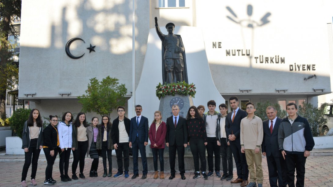 Artvinde 10-16 Kasım Atatürk Haftası Etkinlikleri Kapsamında Atatürk Anıtı Karanfillerle Süslendi