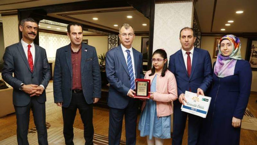 Vali Doruk, Bağımlılık Temalı Yarışmada Dereceye Giren Öğrencileri Ödüllendirdi
