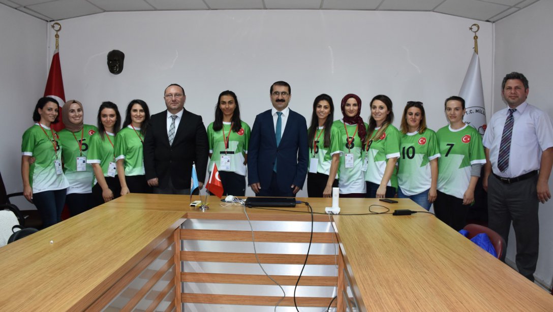 Türkiye Öğretmenler Kupası Artvin Finalistleri İl Milli Eğitim Müdürümüz Fahri ACAR'ı Makamında Ziyaret Etti