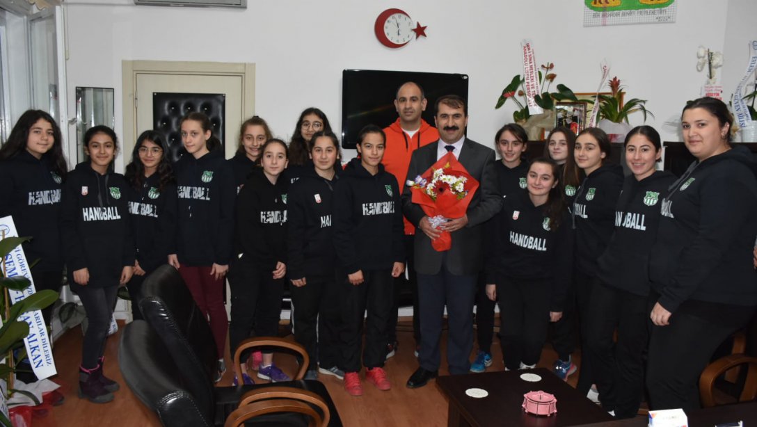 Artvin 7 Mart Hentbol 2. Lig Bayanlar Takımı İl Milli Eğitim Müdürümüz Fahri ACAR' ı Makamında Ziyaret Etti